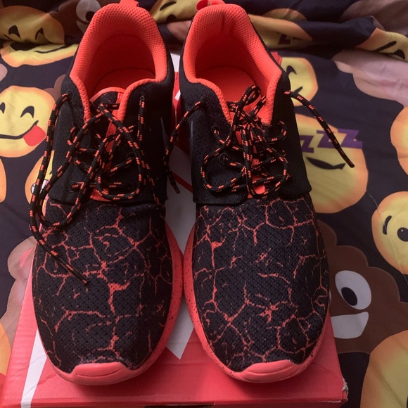 Youth sz 6.5 Nike Roshe One sneakers worn one time - Picture 3 of 6